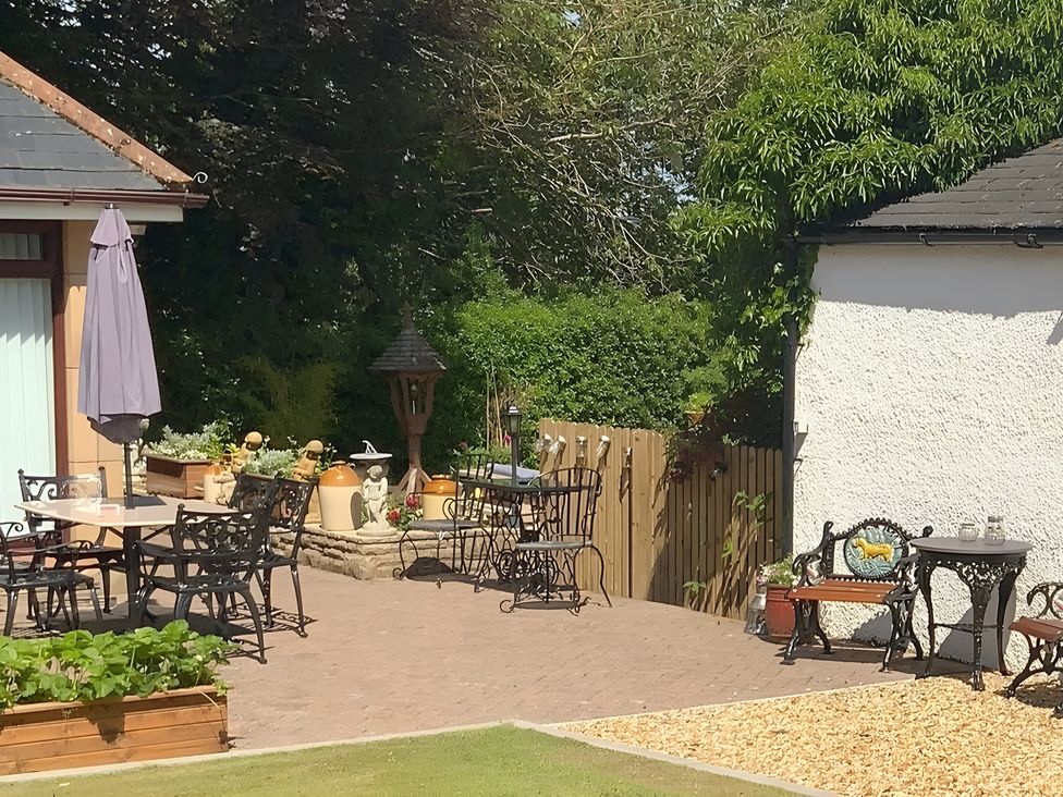 A garden with tables and chairs at Fenton Drive Wooler