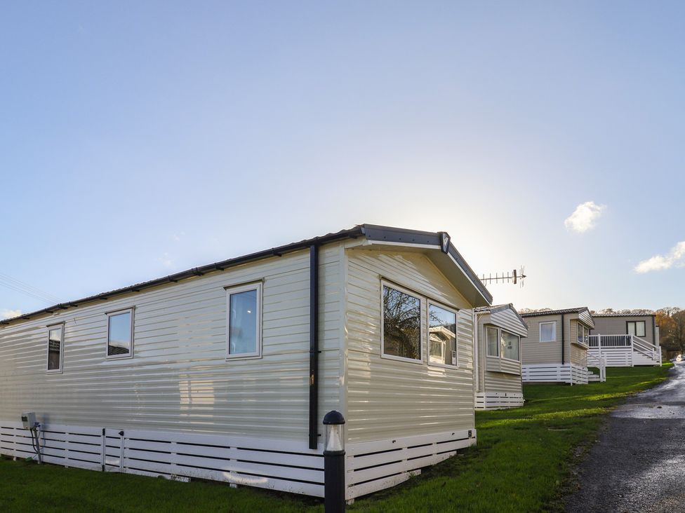 Mobile homes with windows and a pathway at WF32 - Jurassic Discovery, Charmouth