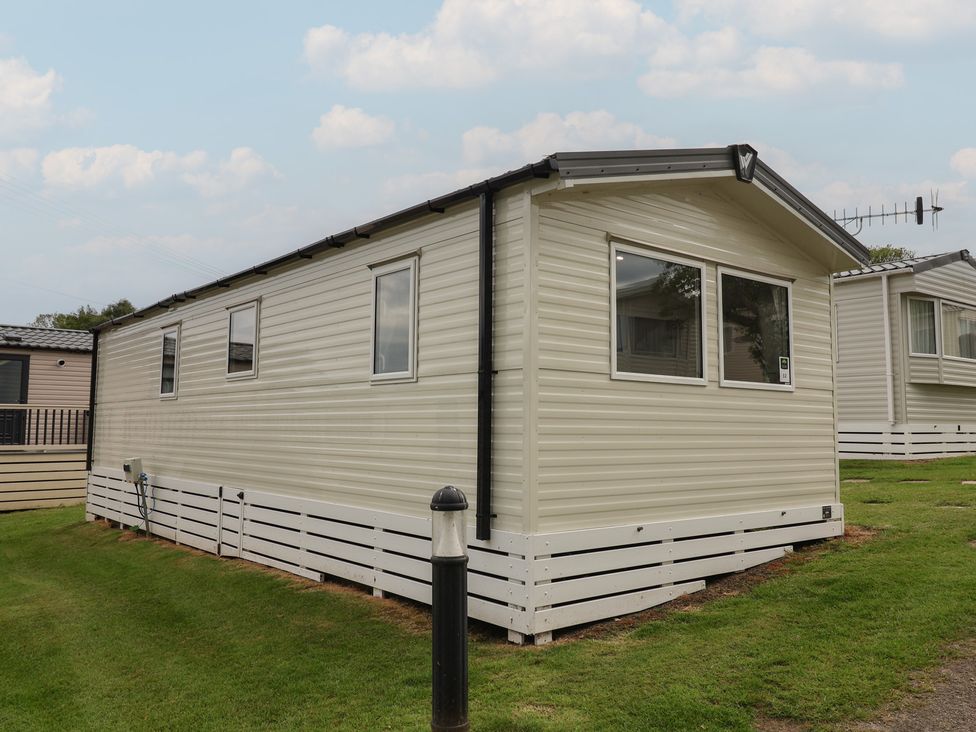 A mobile home exterior at Jurassic Discovery in Charmouth