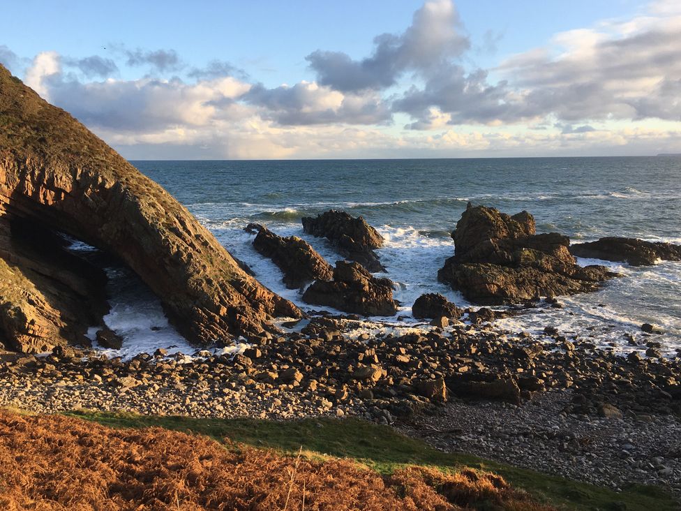 A coastline with rocks and waves at Zen Cottage in Buckie