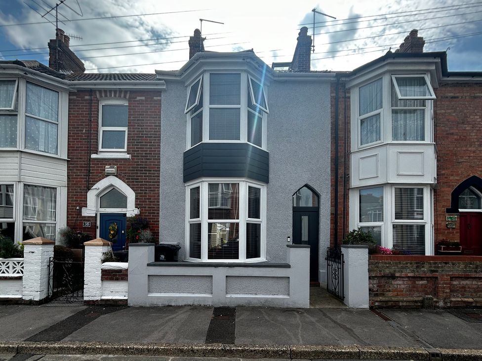 A house with a front yard at The Weymouth House in Weymouth