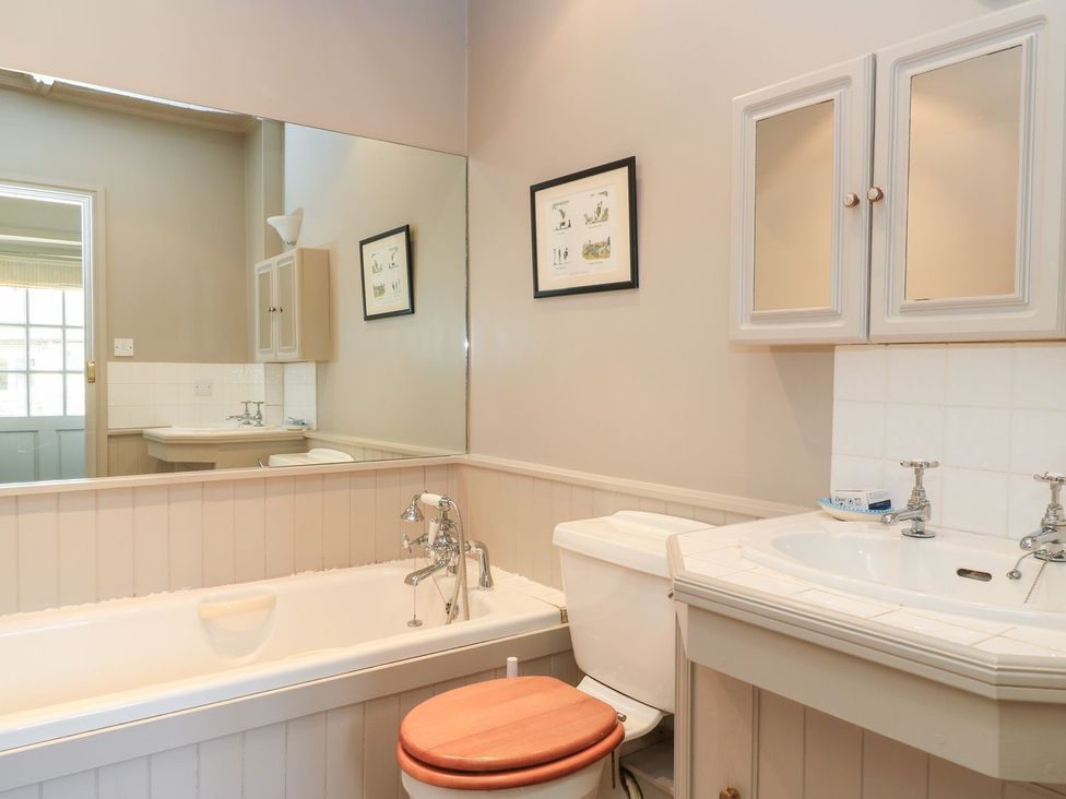 A bathroom with a bathtub, toilet, and sink at Foxhill Farm Barn Cheltenham
