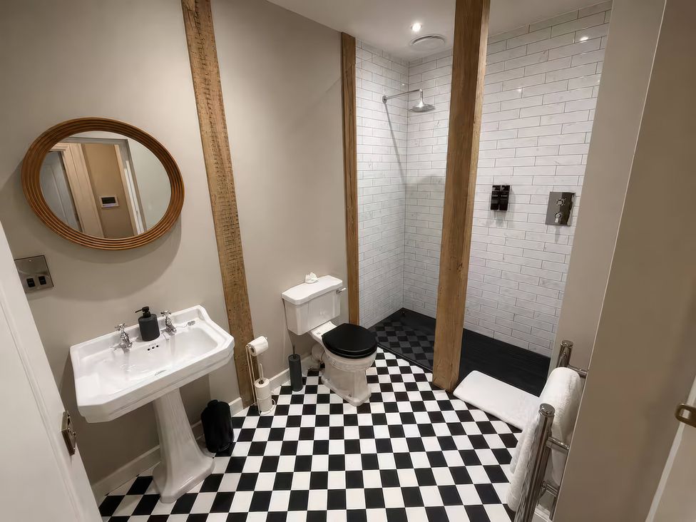 A bathroom with a sink, toilet, and shower at Apt.1 