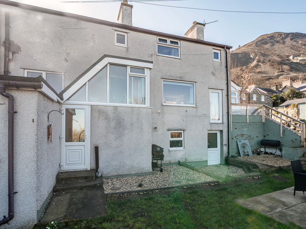 A garden with steps and furniture at Sea view cottage in Penmaenmawr