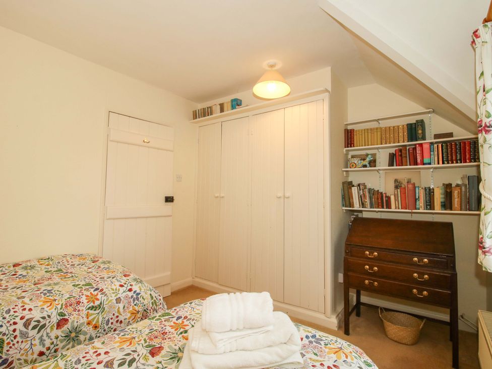A bedroom with beds and bookshelves at Cardington 25