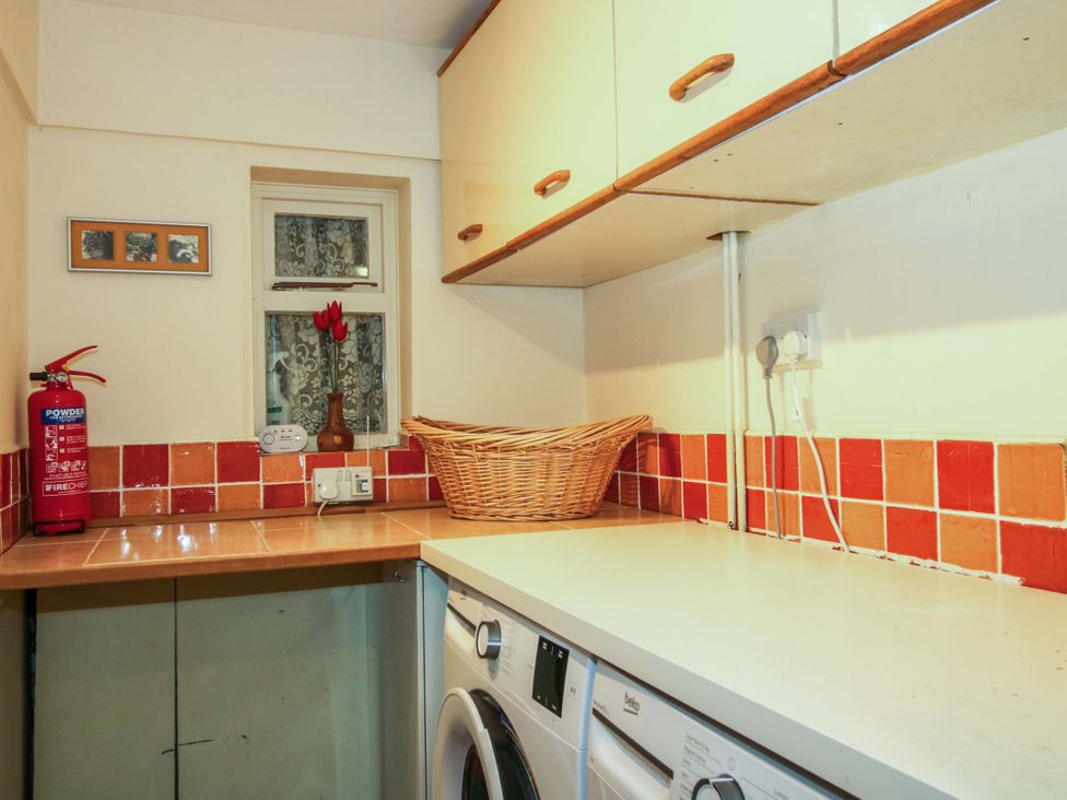 A laundry room with a washing machine and fire extinguisher at Cardington 25