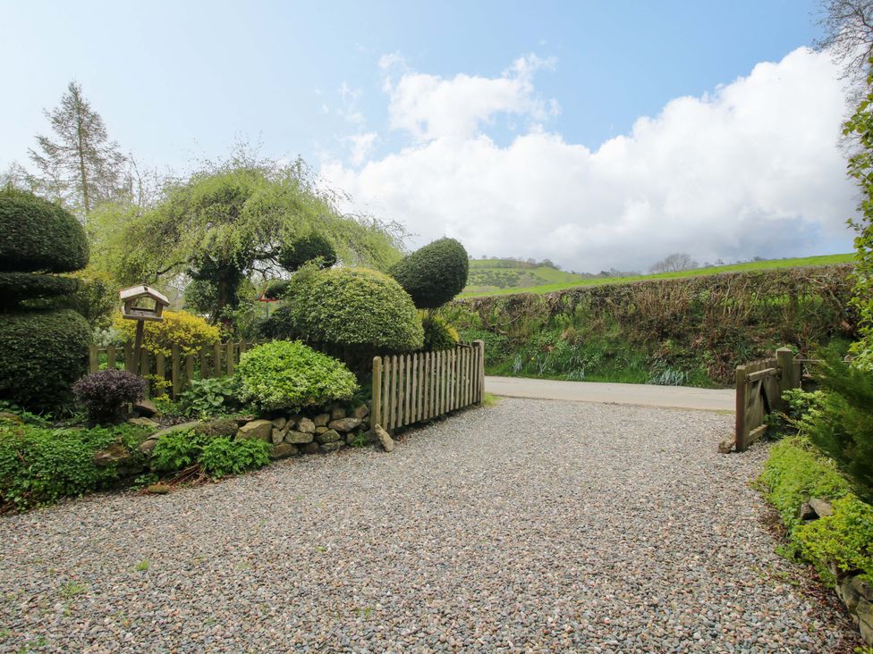 A garden area with gravel path and landscaped plants at Cardington 25