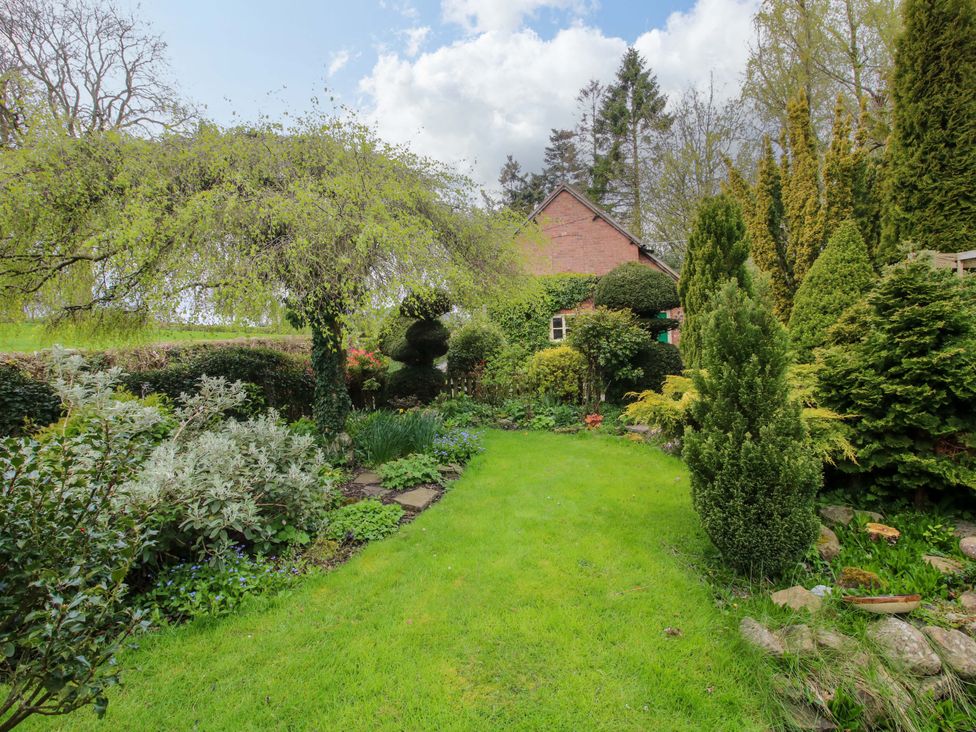 A garden with a house and various plants at Cardington 25