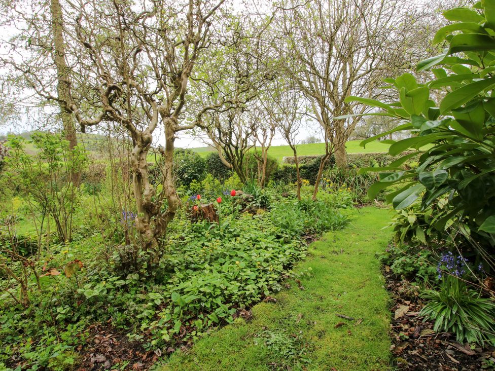 A garden with trees and flowers at Cardington 25 