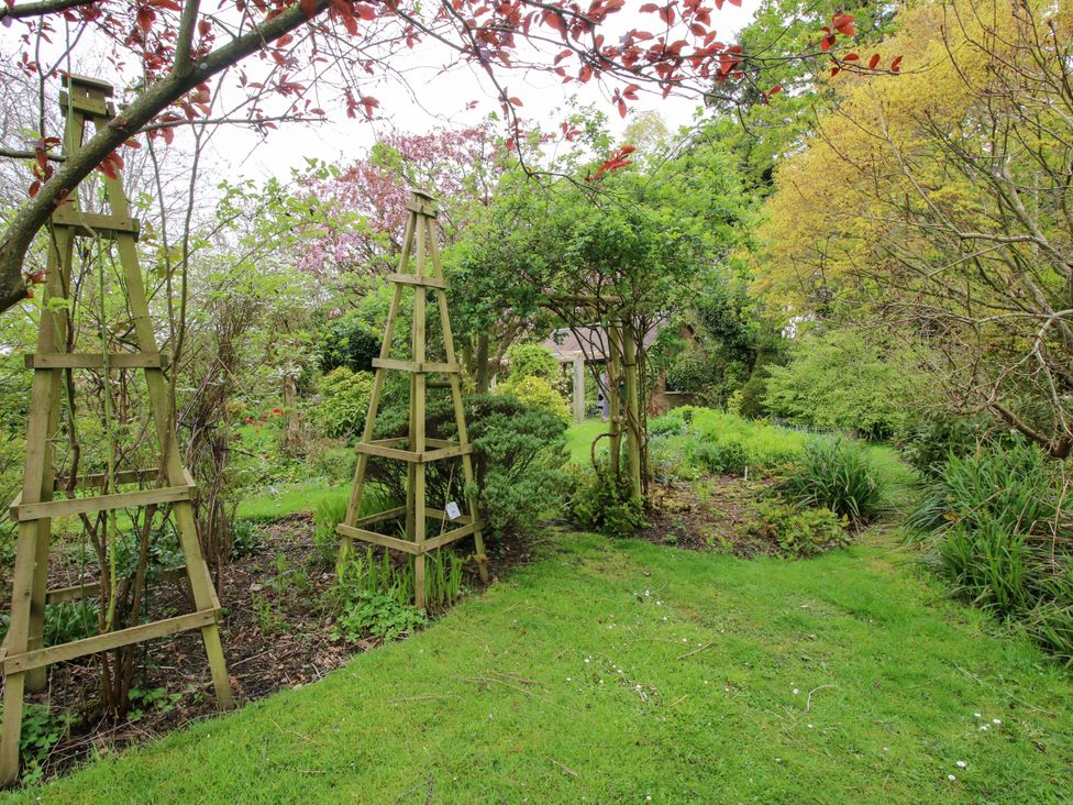 A garden with wooden trellises and various plants at Cardington 25