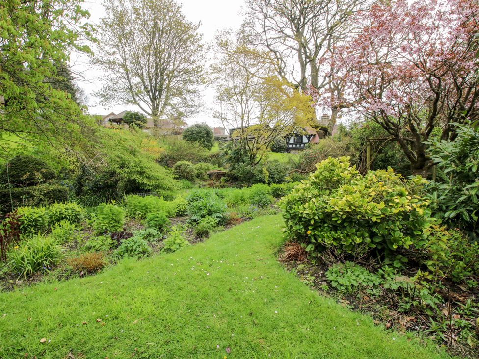 A garden with trees and bushes at Cardington 25 