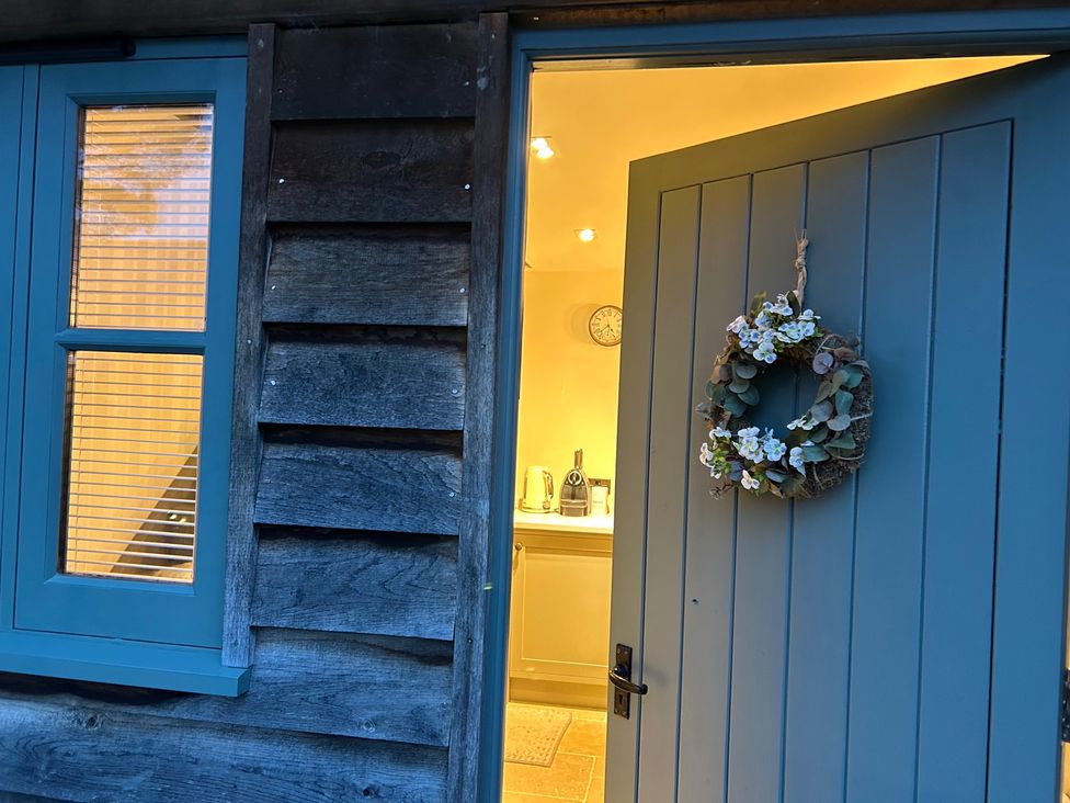 An entryway with a door and a wreath at Christmas Cottage in Shipston-on-Stour