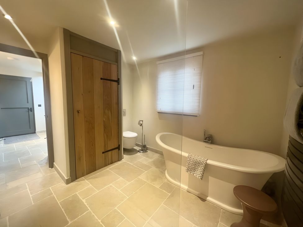 A bathroom with a bathtub, toilet, and sink at Christmas Cottage in Shipston-on-Stour