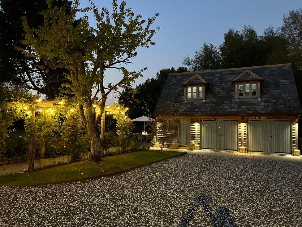 A garage with lights and landscaping at Christmas Cottage in Shipston-on-Stour