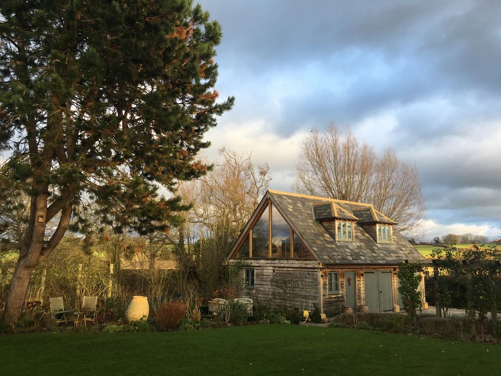 A house and garden with trees in Shipston-on-Stour