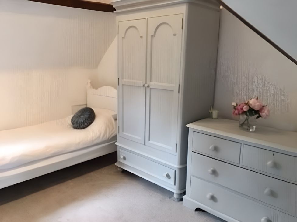 A bedroom with a bed and storage furniture at Loxley Barn in Tring