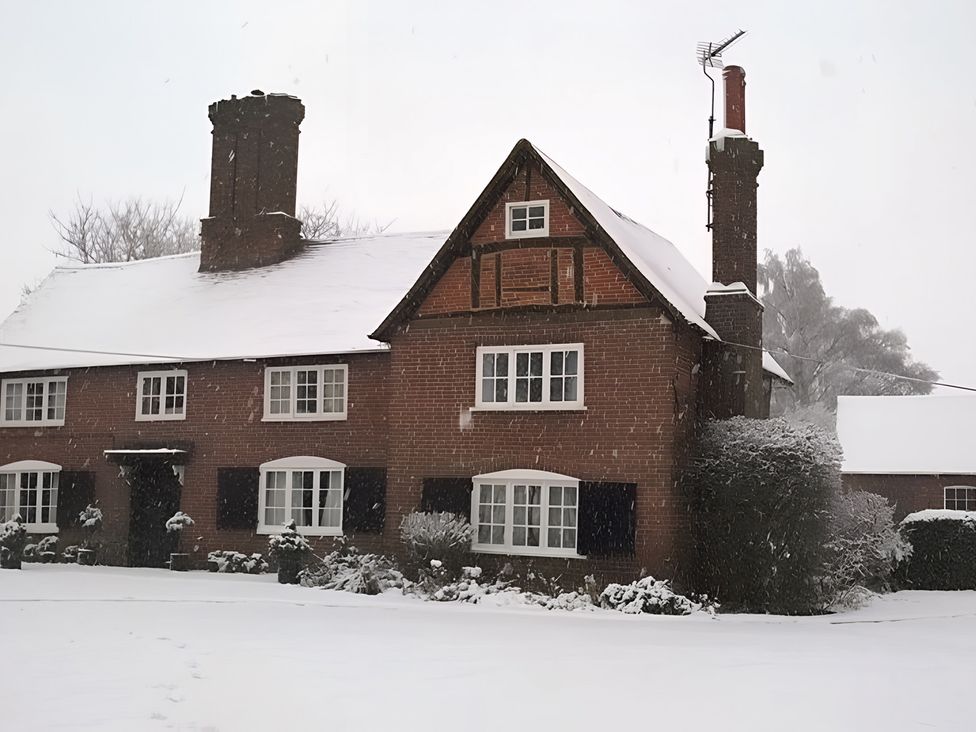 A house in the snow at Loxley Barn in Tring