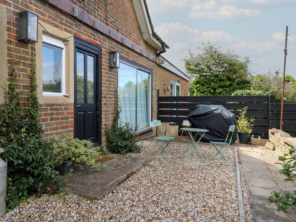 A garden with a table and chairs at Denmark House in Chatham, Kent
