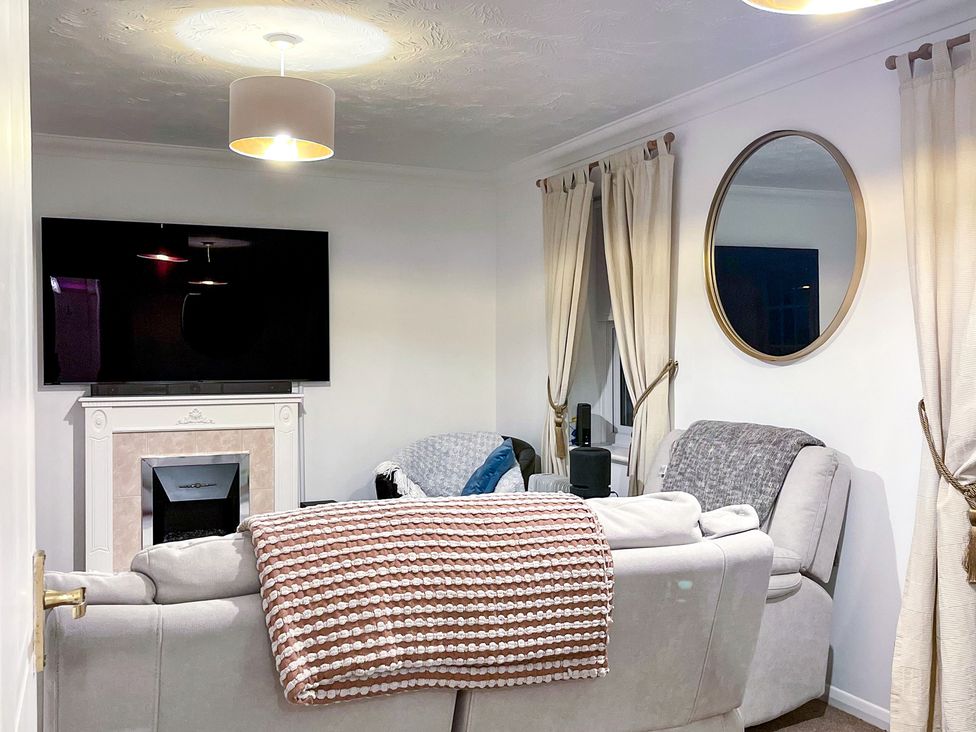 A living room with a television and a fireplace at 1-Bed Apt in Rochester, Kent
