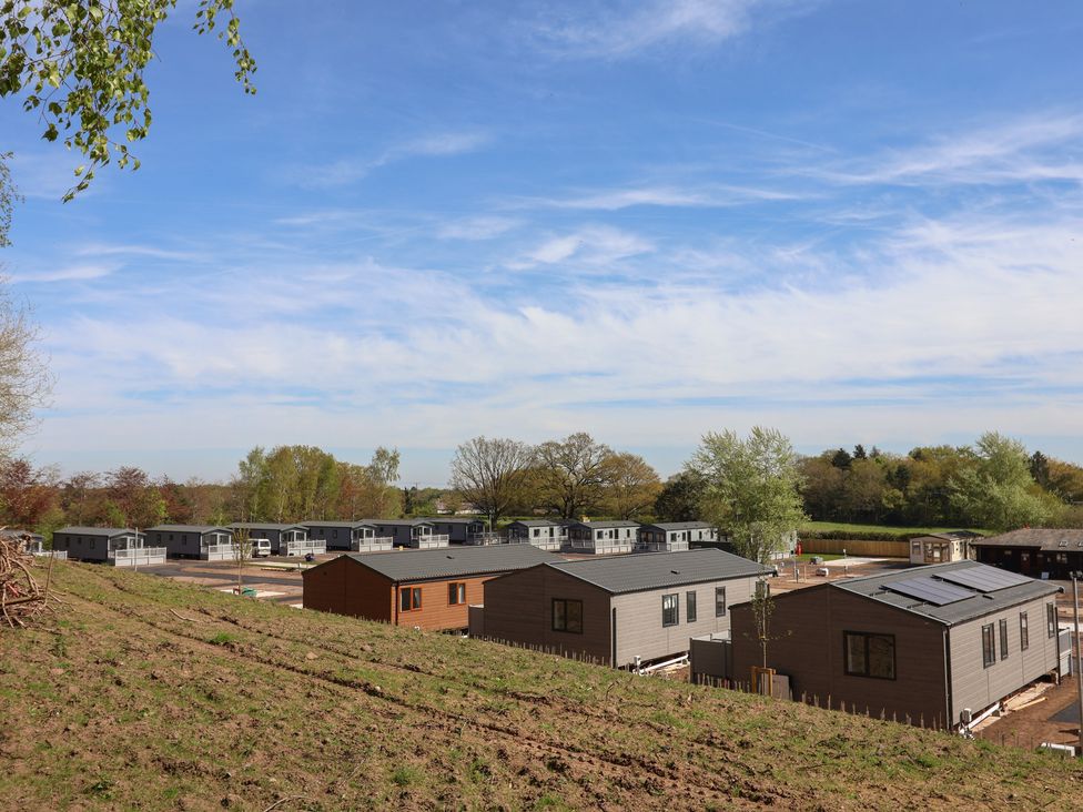 A view of mobile homes on a hillside at No.6 - The Pines in Delamere