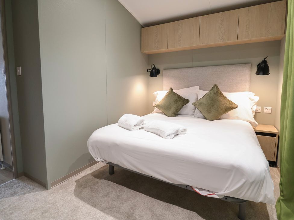 A bedroom with a bed and bedside lamps at The Pines 3 Bedrooms in Delamere