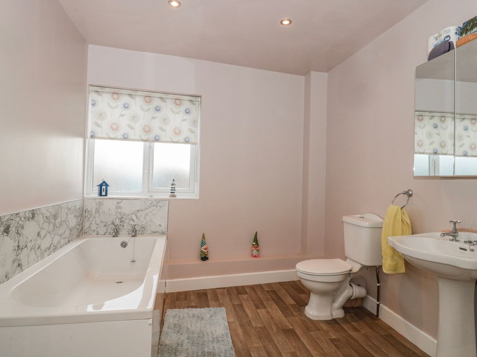 A bathroom with a bathtub, toilet, and sink at The Flat House in Taunton