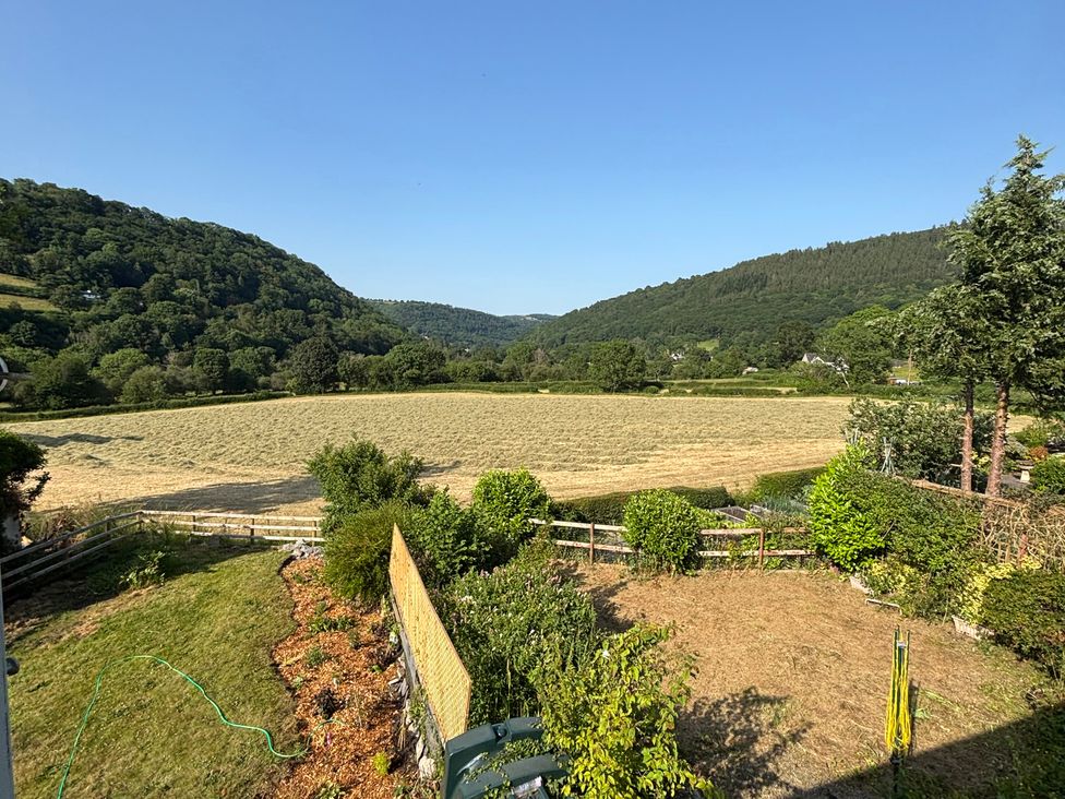 A view of a field and trees at Araelfa in Llwynmawr