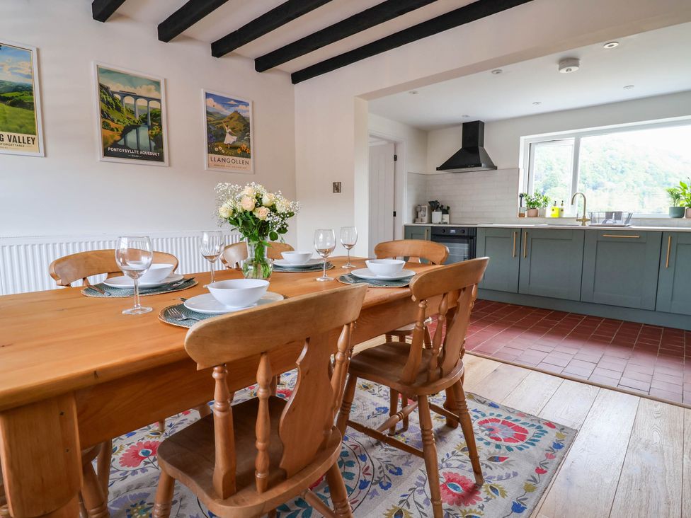 A dining room with a table and chairs at Araelfa in Llangollen