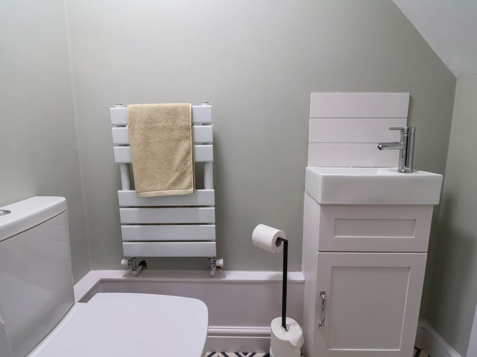 A bathroom featuring a toilet and a hand basin at Araelfa in Llangollen