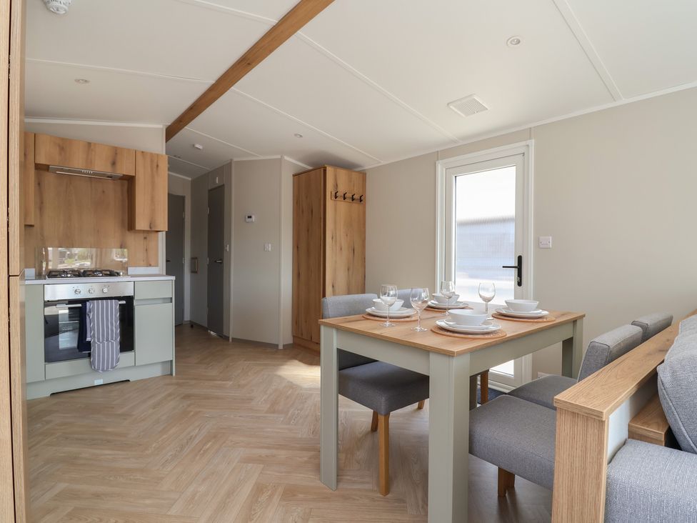 A kitchen with dining table and chairs at No.20 - The Oaks in Delamere