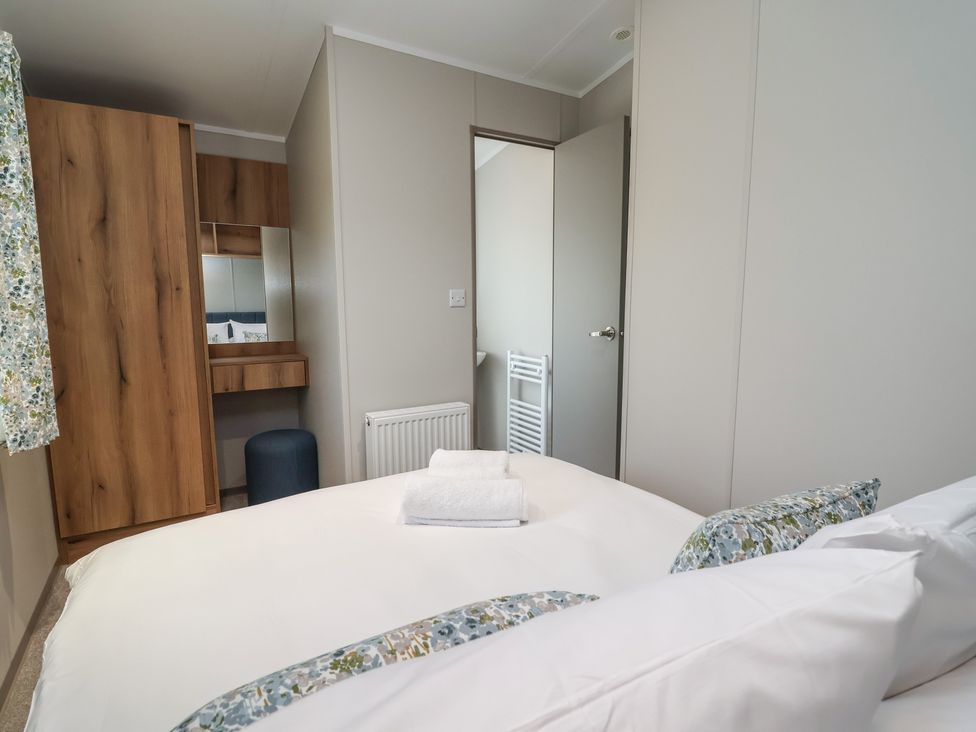 A bedroom with a bed and wardrobe at No.20 - The Oaks, Delamere