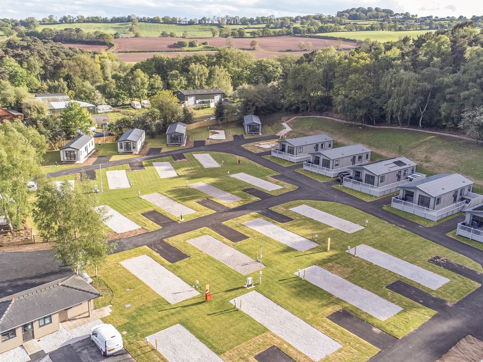 An outdoor area with cabins and parking spaces at The Oaks 2 Bedrooms Delamere