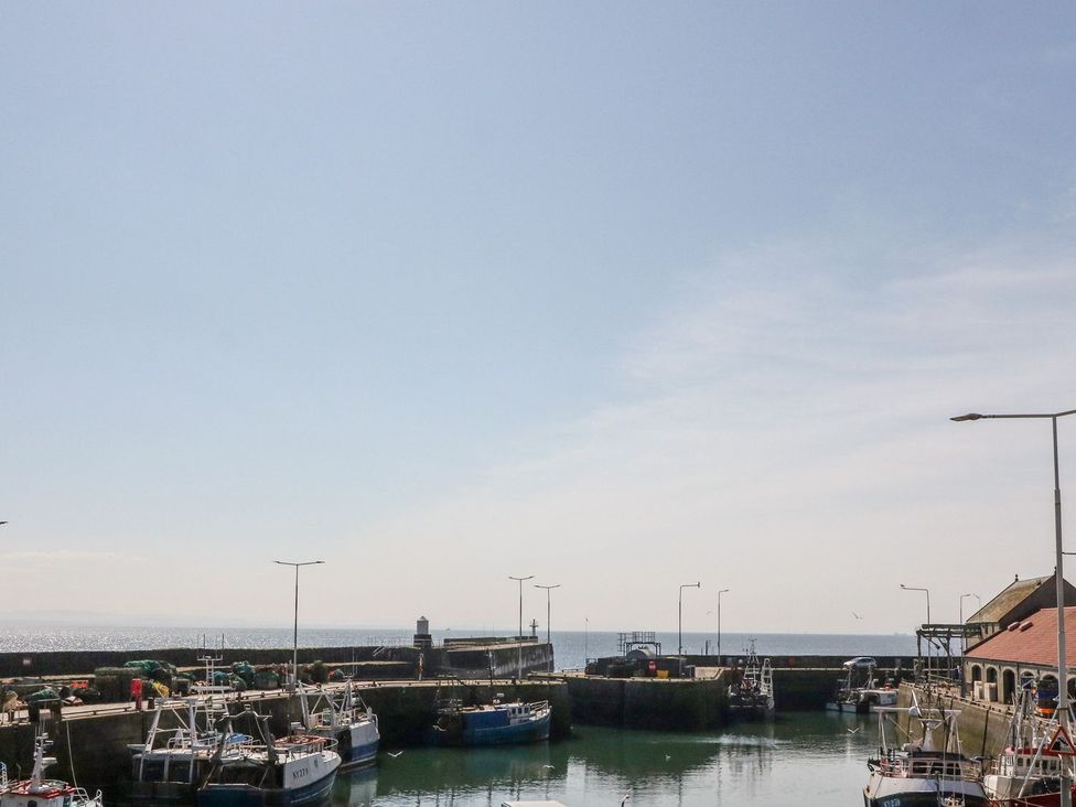 A harbor with boats and water at Maimie’s Harbourview Anstruther