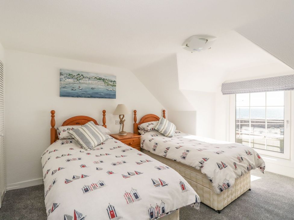 A bedroom with twin beds and a window at Maimie’s Harbourview in Anstruther