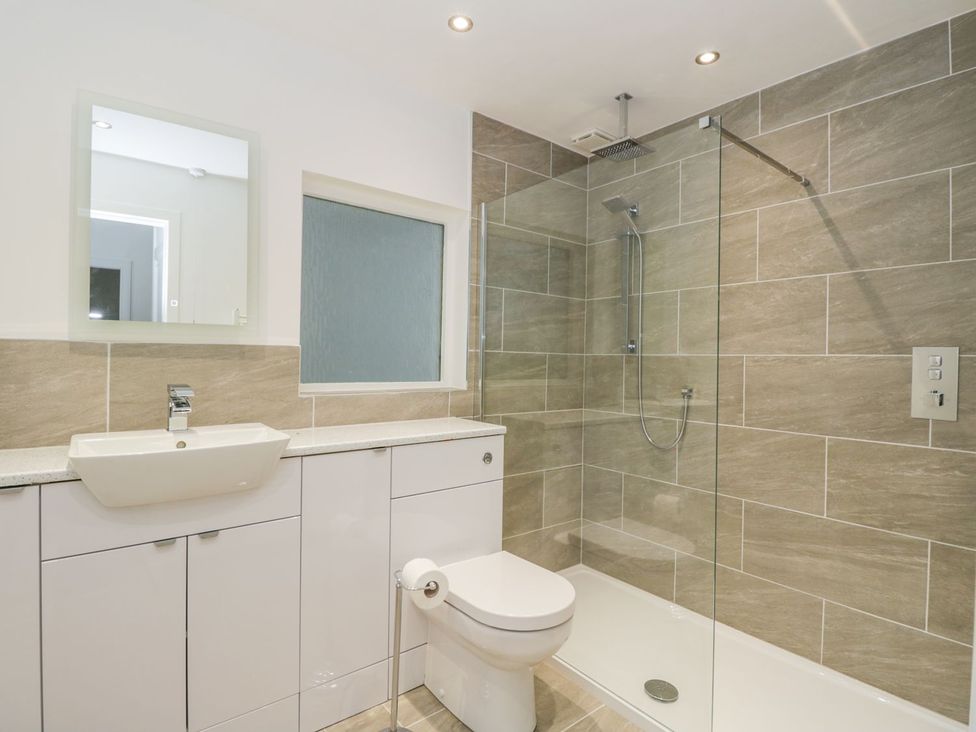 A bathroom with a sink and shower at Maimie’s Harbourview in Anstruther