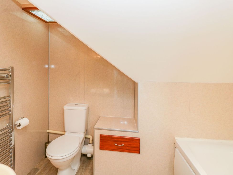 A bathroom with a toilet bathtub and sink at Maimie’s Harbourview in Anstruther
