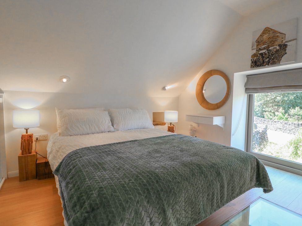 A bedroom with a bed and lamps at Little Barn in Grindon