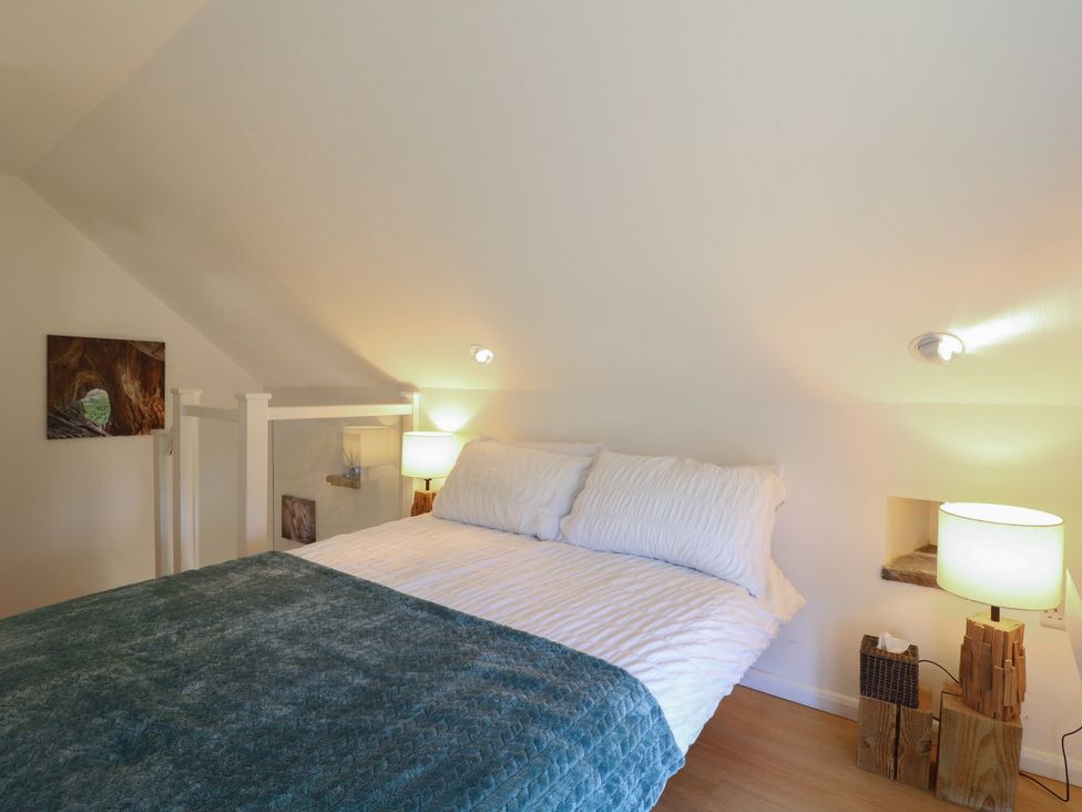 A bedroom with a bed and lamps at Little Barn in Grindon