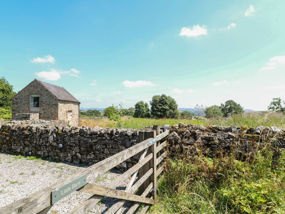 An outdoor view of a barn and gate at Little Barn in Grindon