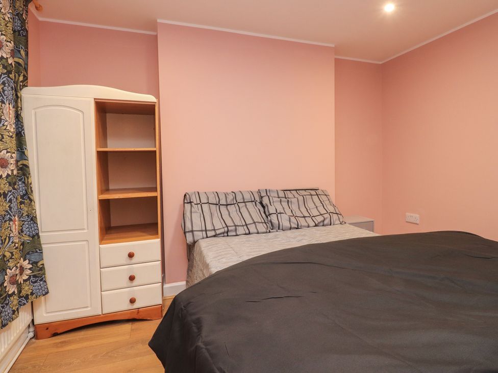 A bedroom with a bed and wardrobe at 38a Yorkshire Street
