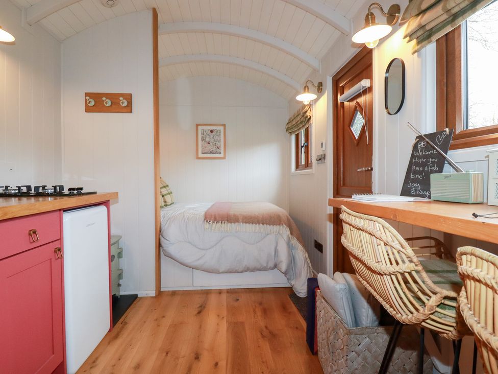 A studio room with a bed and kitchen area at Bryar in Bude