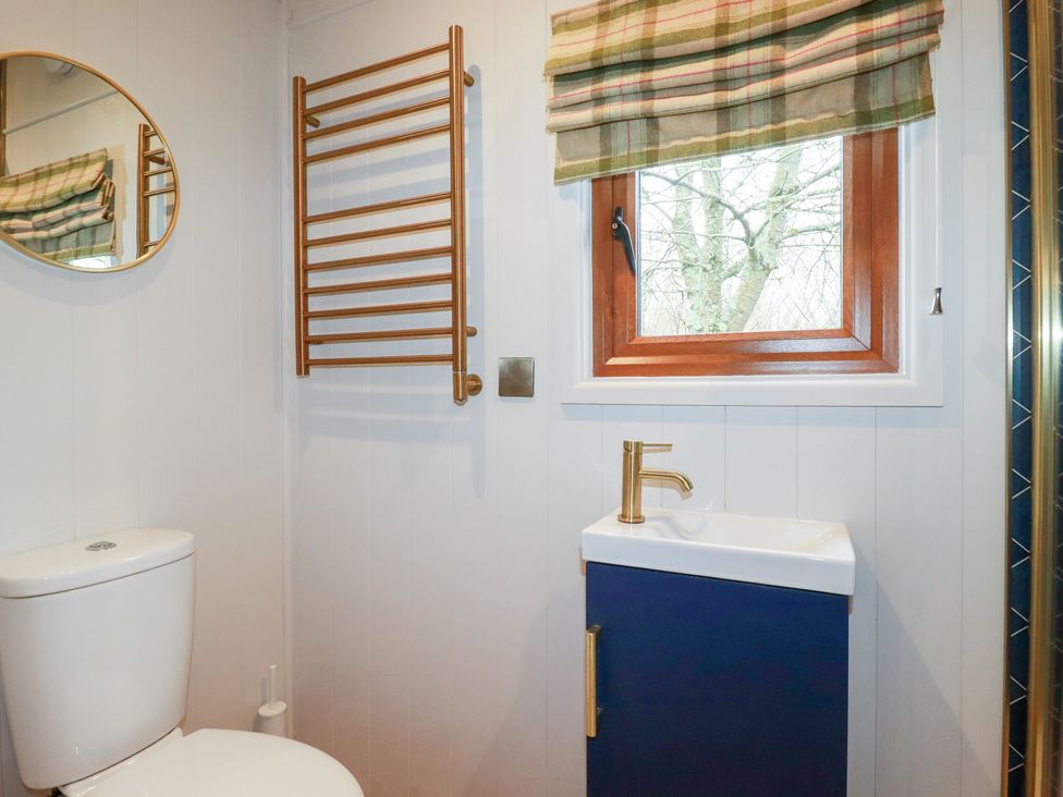 A bathroom with a toilet and a washbasin at Bryar in Bude