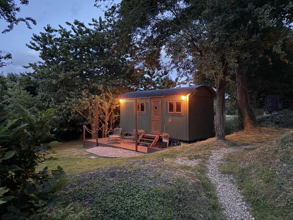 A shepherd's hut with steps and a pathway at Bryar in Widemouth Bay