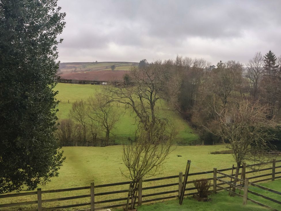 A landscape with grass and trees at 4 Lilac Cottages