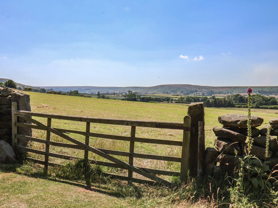 A gate and stone wall overlooking a field at 4 Lilac Cottages Ainthorpe