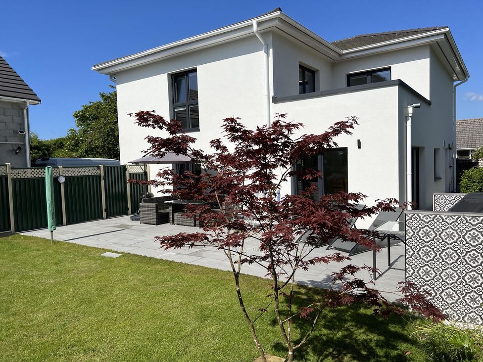 A house with a garden and patio area at Pityme-Not in Wadebridge