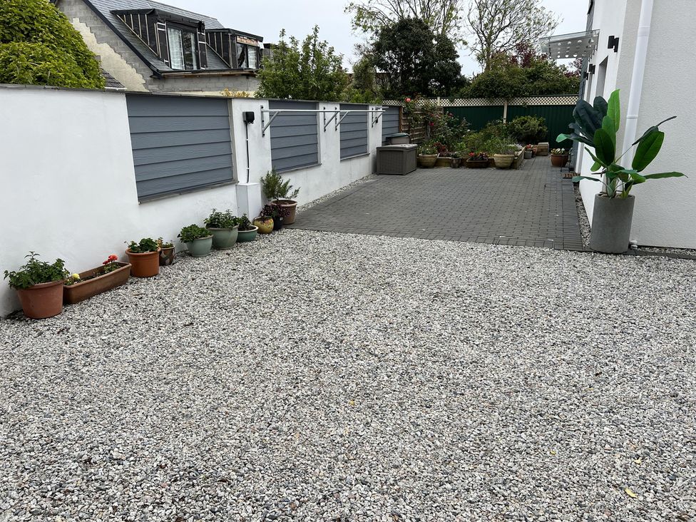 An outdoor area with gravel and flower pots at Pityme-Not in Wadebridge