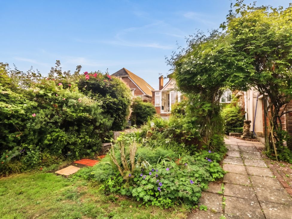 A garden with plants and a pathway at Tudor Rose in Weymouth