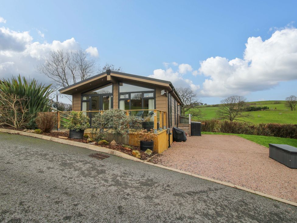 The Hedgerows - Hillview Lodges - Shropshire - 1194208 - thumbnail photo 2