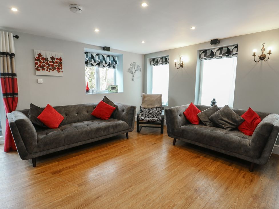 A living room with two sofas and a chair at Ty Llyn in Brynteg near Benllech